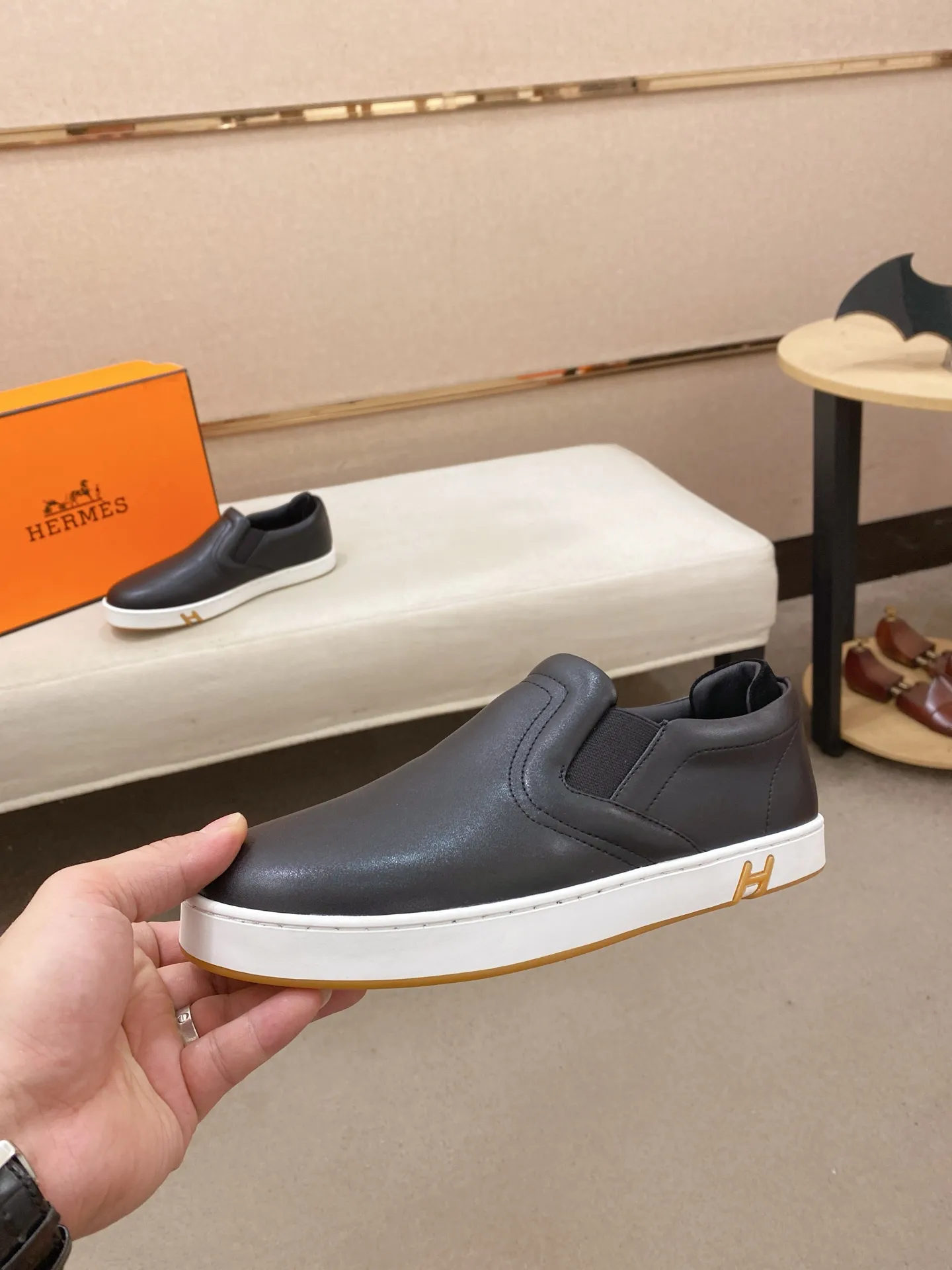 Men's clothing and shoes💰: 442💰《HERMES》【Classic original single version】Hermès; top 🔝purchase agent🔍🔍men's latest 🇺🇸 counter sales simultaneously, imported from Italy original ▲▲cowhide ▲▲ (high-end, nobility, class) ) Exquisite workmanship (Italian 🇮🇹 imported water-dyed 🐂 cowhide lining) sole: original sole provided by the original factory, ⚠️exclusive double-layer activity·TPR·rubber·combined molded outsole; super comfortable·wear-resistant·non-slip·environmental protection The real thing is more beautiful if you take the real thing (high quality, follow the order). You can enter and exit the counter at will * Number of yards: 38-44 (45 can be customized and cannot be returned or exchanged)